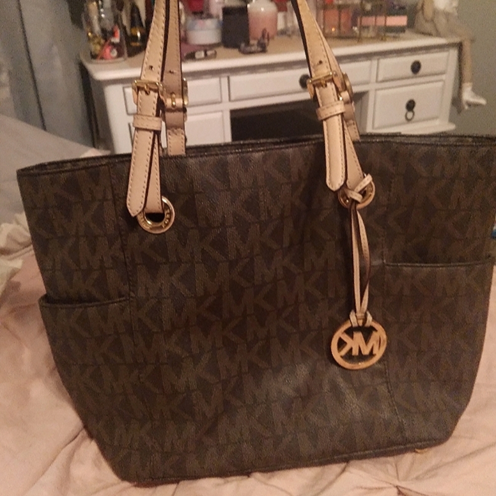Michael Kors LG Brown handbag